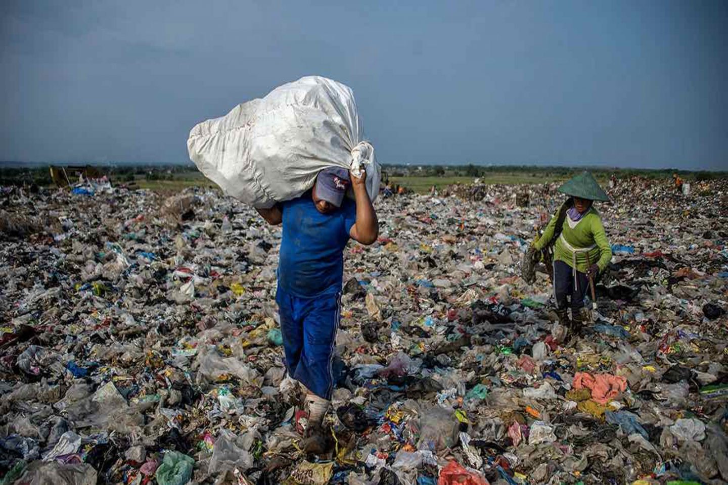 penanganan sampah plastik yang dapat kita lakukan adalah dengan memanfaatkan sampah plastik bekas